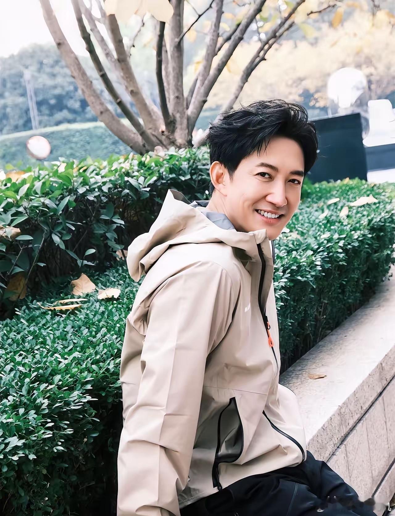 王阳塌房，这事儿不意外。 之前拍《追风者》时，王一博提名白玉兰男主，被骂得厉害。