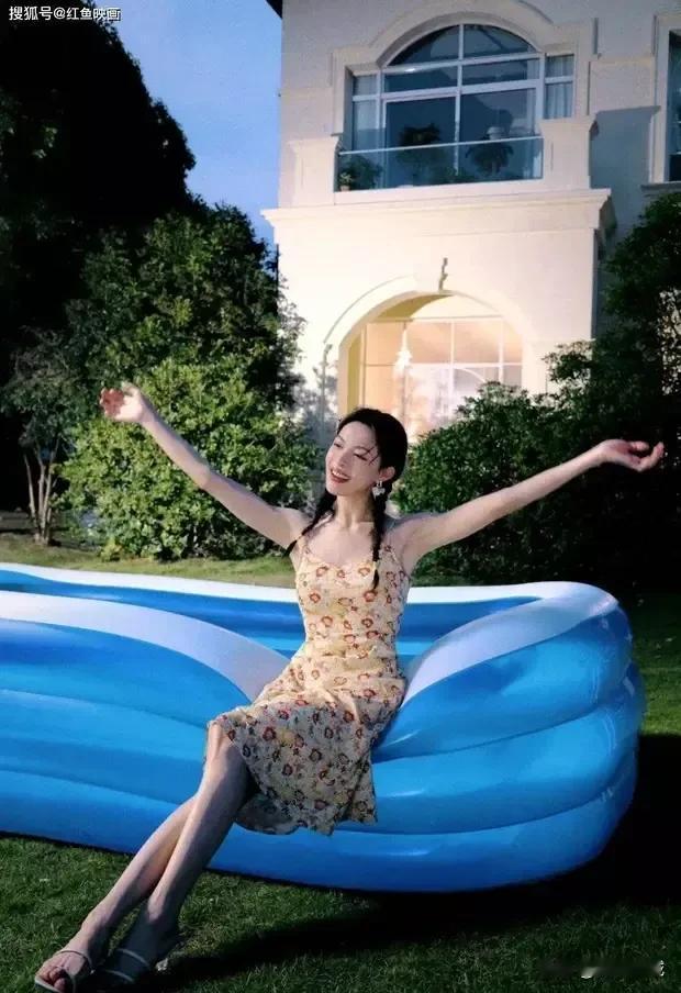 白衣飘飘，笑颜如花。

钟楚曦：清秀裙装，演绎独特魅力风情

在繁华喧嚣的娱乐圈