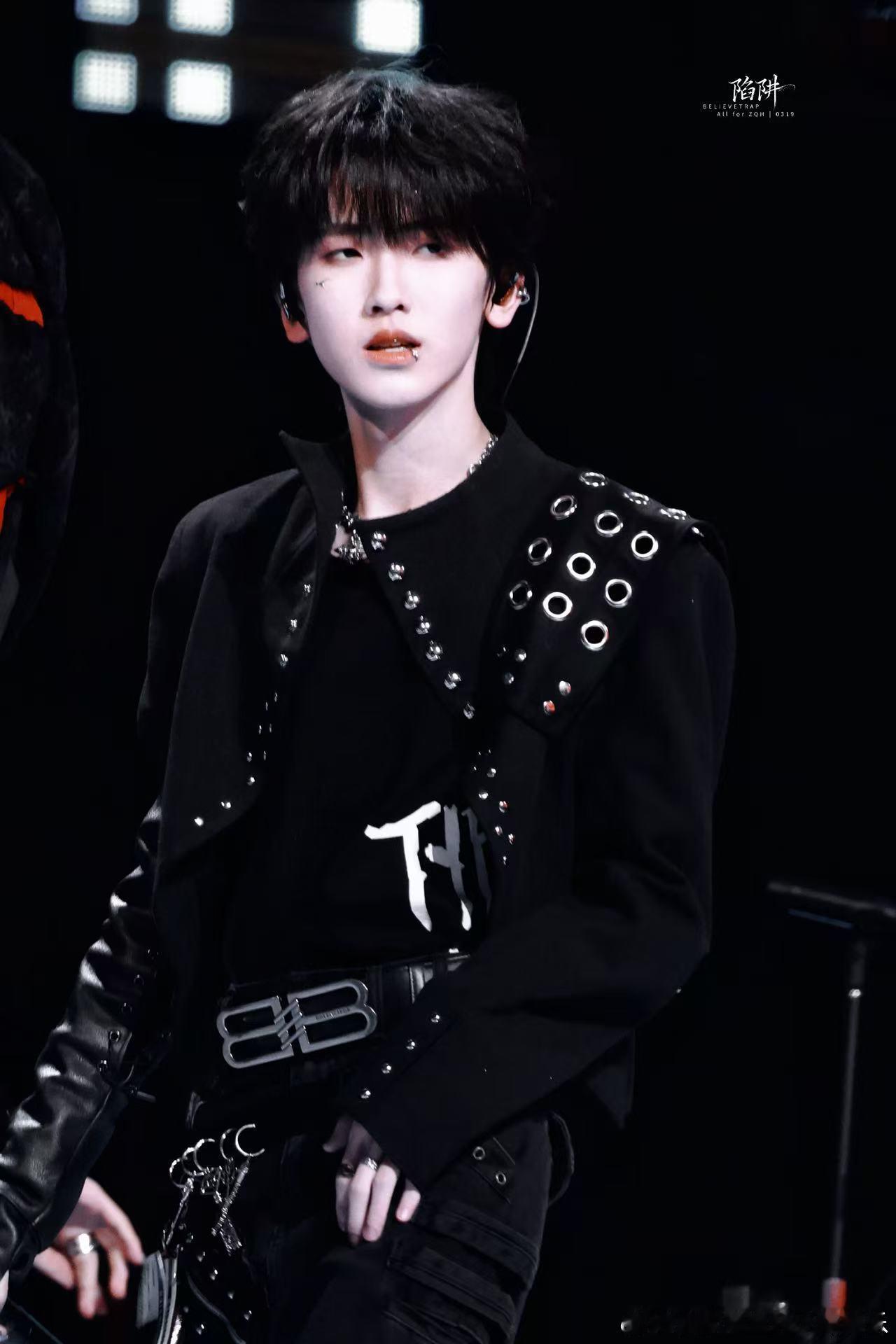 左奇函清冷学长氛围感左奇函清爽少年气 一眼心动的学长模样，清冷疏离中带着清爽元气