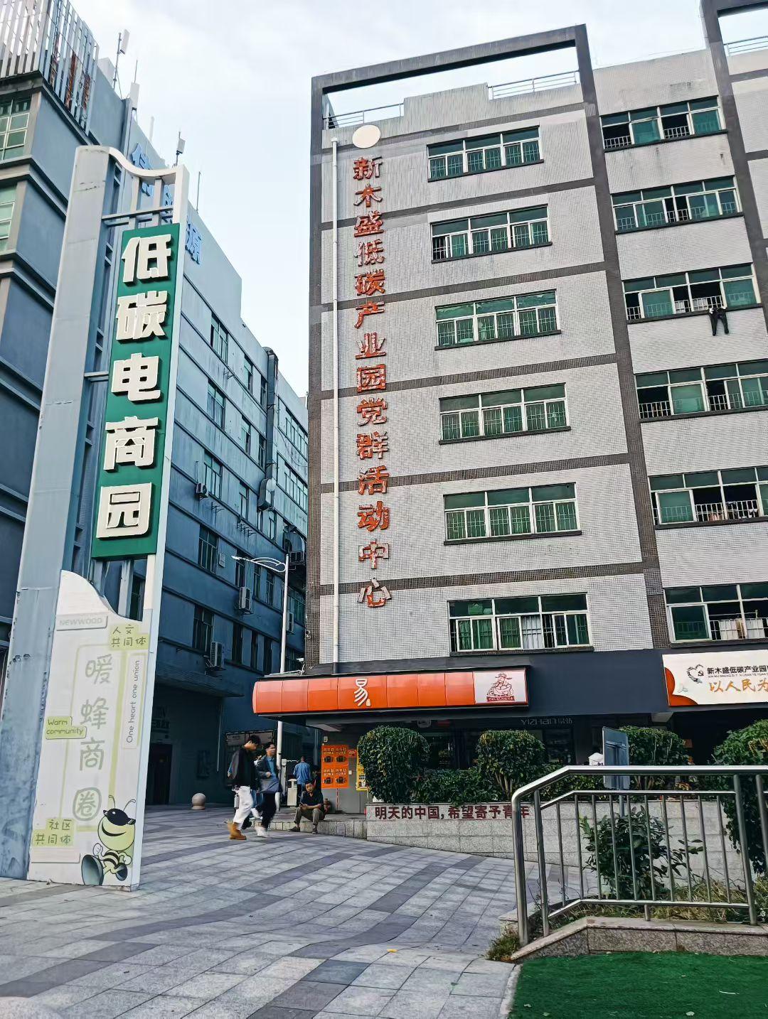 现在的男人8000块钱一个月，根本养不起一个女人，大家好，我是七姐。今天我在上班