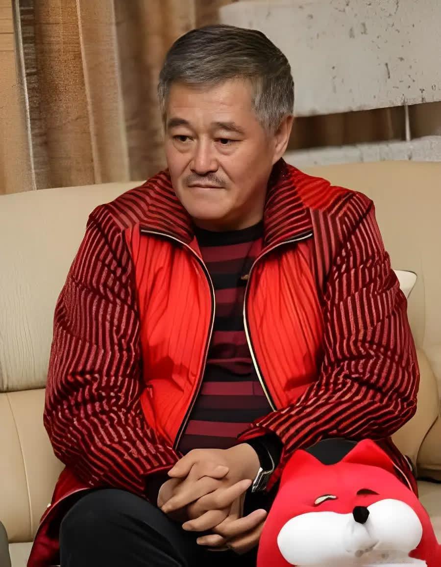 2003年备战春晚的时候，赵本山毫不客气地批评了高秀敏，说她工作不负责。高秀敏百