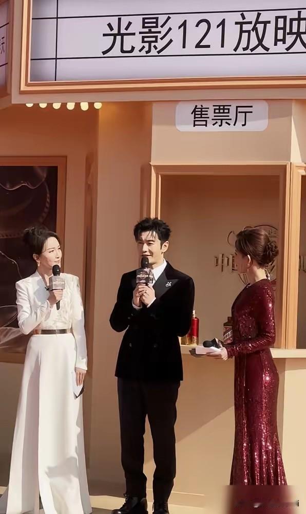 在首届CMG中国电影盛典 上，老艺术家牛犇老人对黄晓明说，我羡慕你年轻。黄笑着说