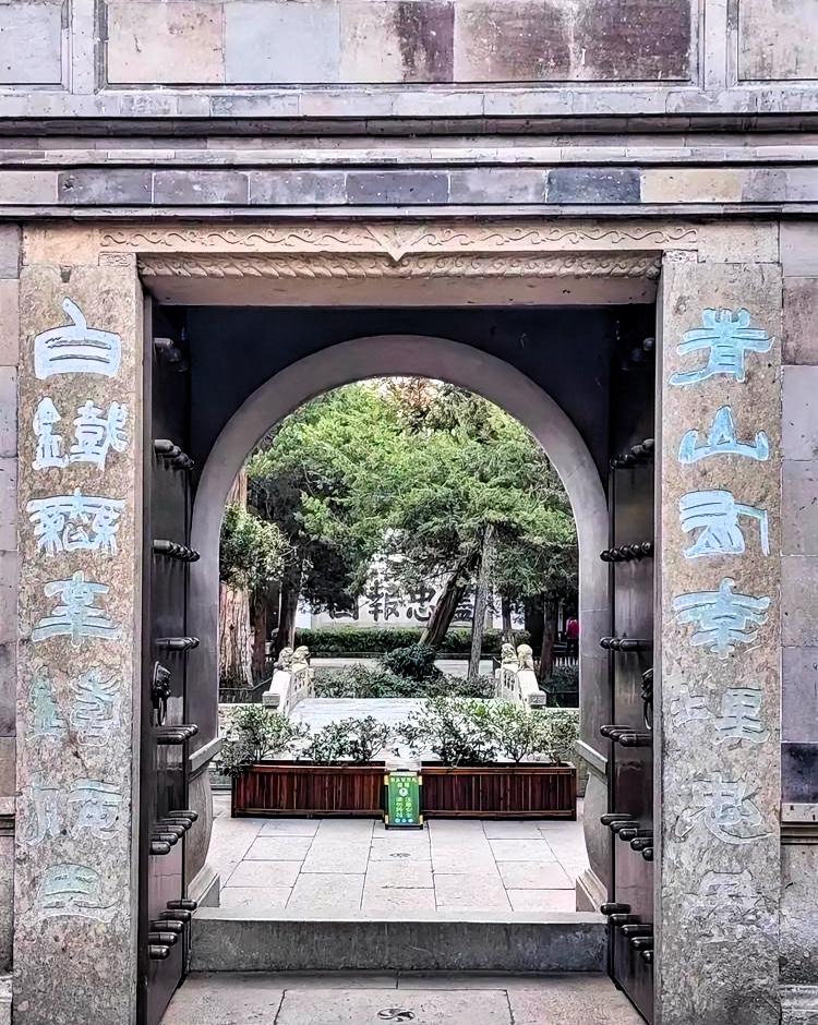 跪像的伦理错位：反封建必先击碎皇家特权枷锁

杭州岳王庙前，秦桧夫妇等奸臣跪像历