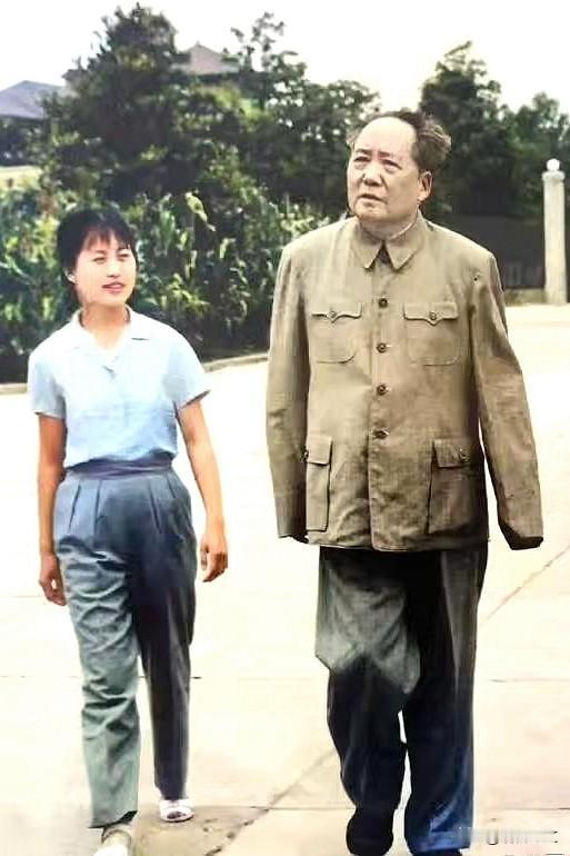 伟人真实日常的身影，左侧随行的是毛主席的机要、生活秘书，照片中伟人缓步漫步，目光