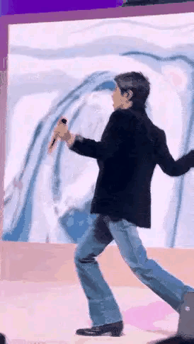 这是华晨宇吧，像打了鸡血似的，跳得这么兴奋。
也不知道粉他的都是些什么，论身高、