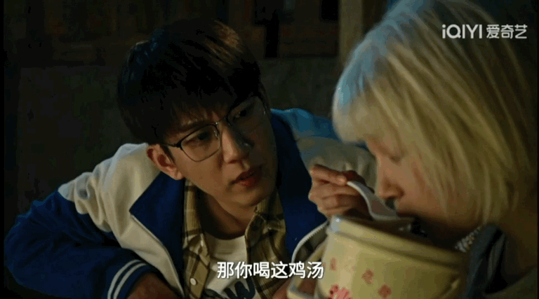 关晓彤新剧里面喝的鸡汤是白开水关晓彤演我接电话笑不活了，关晓彤新剧里喝的鸡汤原来