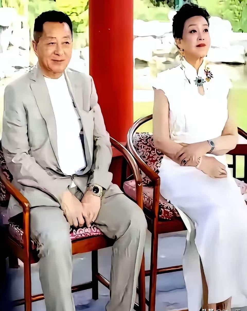 汪小菲亲爹汪则翰，全家被网暴时，正慢条斯理地给鱼竿挂上活饵。
狗仔镜头里，前妻