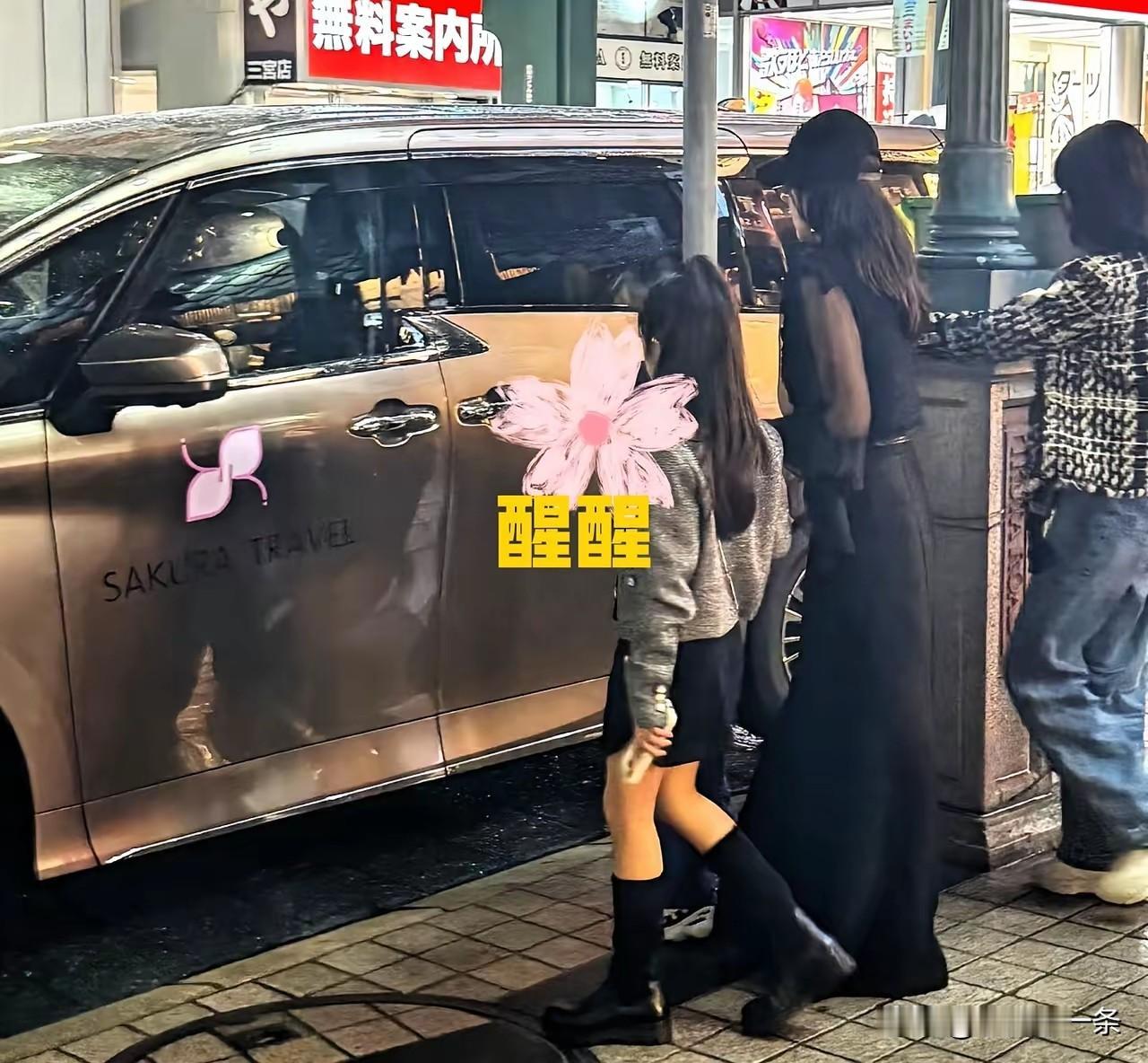 果然女孩子的气质都是后天培养出来的，刚出生时的醒醒和爸爸汪峰一个模子刻出来的一样