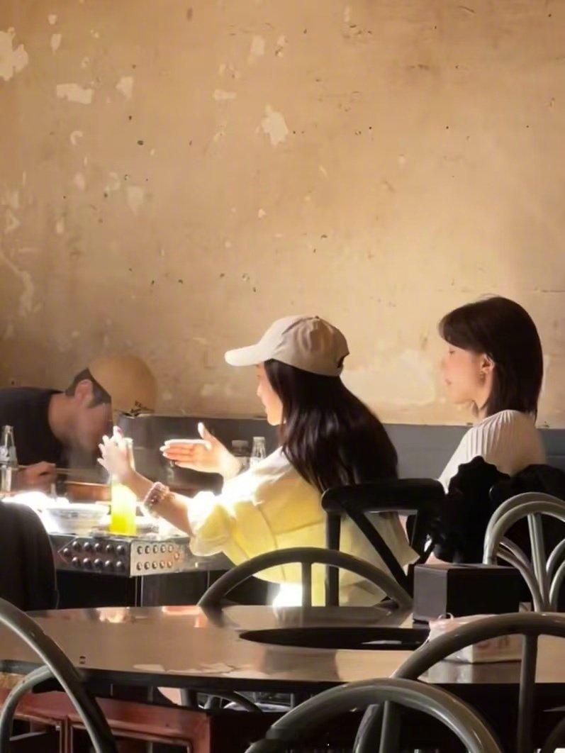 #陈小纭刘美含王润泽聚餐# 网友在火锅店偶遇陈小纭刘美含王润泽一起聚餐，几人边吃