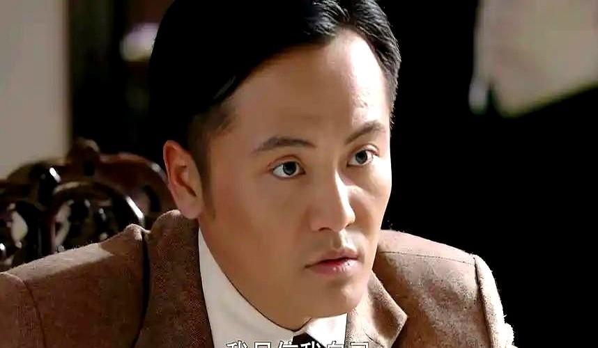 任长春那个电话，到底是打给谁的？高彬没接，这事儿就悬了。

周乙请他去马迭尔吃西