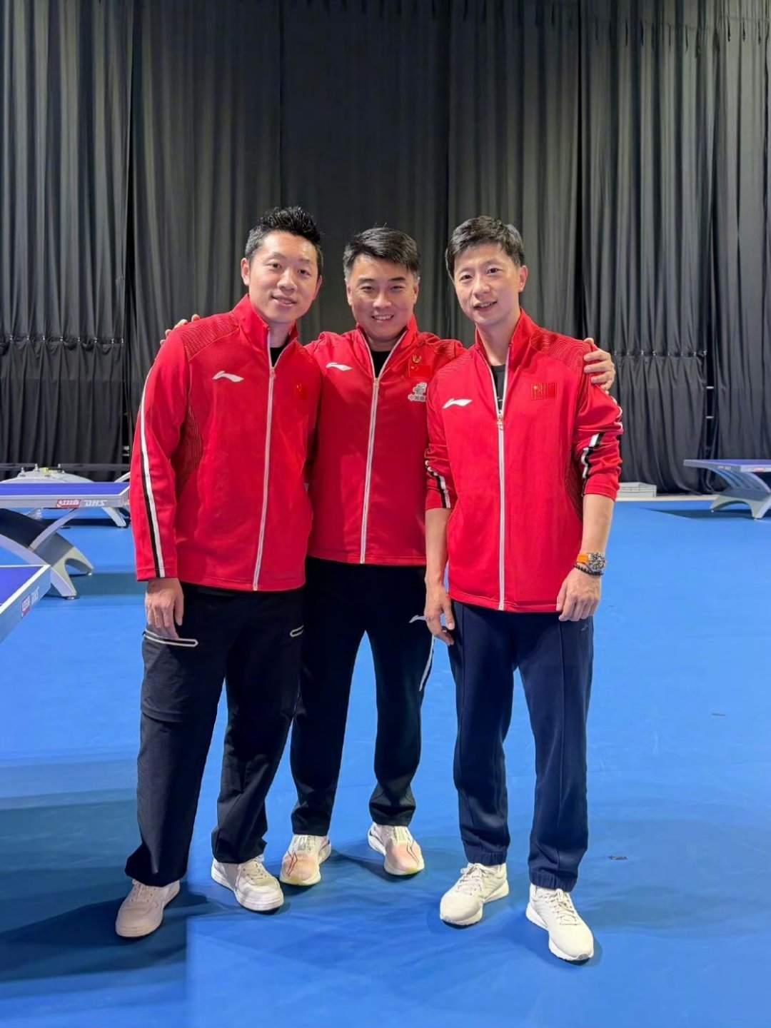 马龙许昕王皓合影不错，都很精神，都还在为国乒做贡献，国乒发展的基本盘😊 