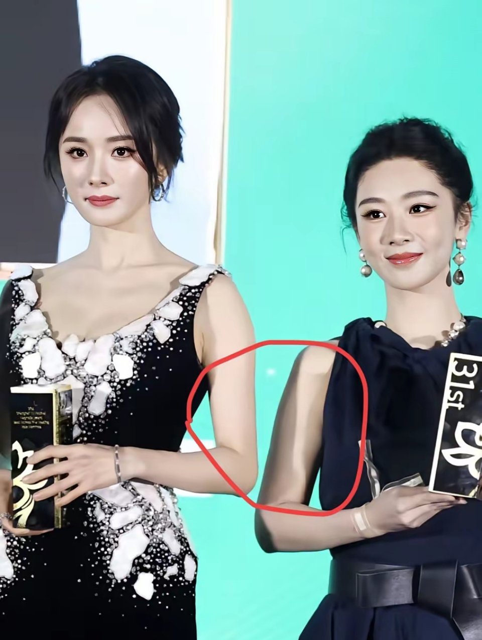 杨紫已经很瘦了，和杨幂一对比手臂整整大一圈所以杨幂的身材，胸大腰细手腿也细，是怎