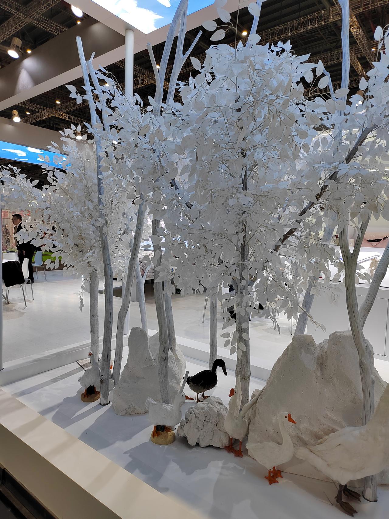 为了提高婚育率，大家都够拼的。新疆多个景区都设置了婚姻登记点，包括赛里木湖、天山