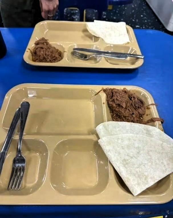 哈哈哈[笑哭][笑哭][笑哭]美国大兵开始晒出自家林肯号航母的伙食，没有龙虾和牛