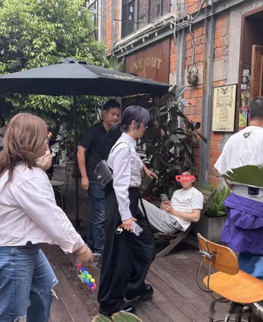 杨千嬅现身成都东郊记忆啦！白衬衫配黑裤手拿咖啡，被好多人偶遇围观🔥52岁状态也