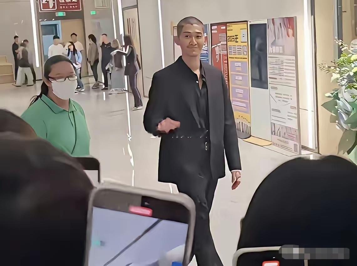 呵呵，曾经的霸道总裁怎么成了这副样子。剃了个光头都认不出来了。看来总裁的形象还是