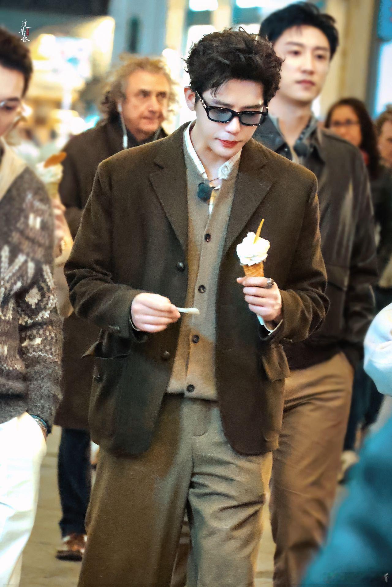 王安宇这个老钱风好浓 在霓虹港风与佛罗伦萨复古间自由切换：证明真正的风格驾驭者从