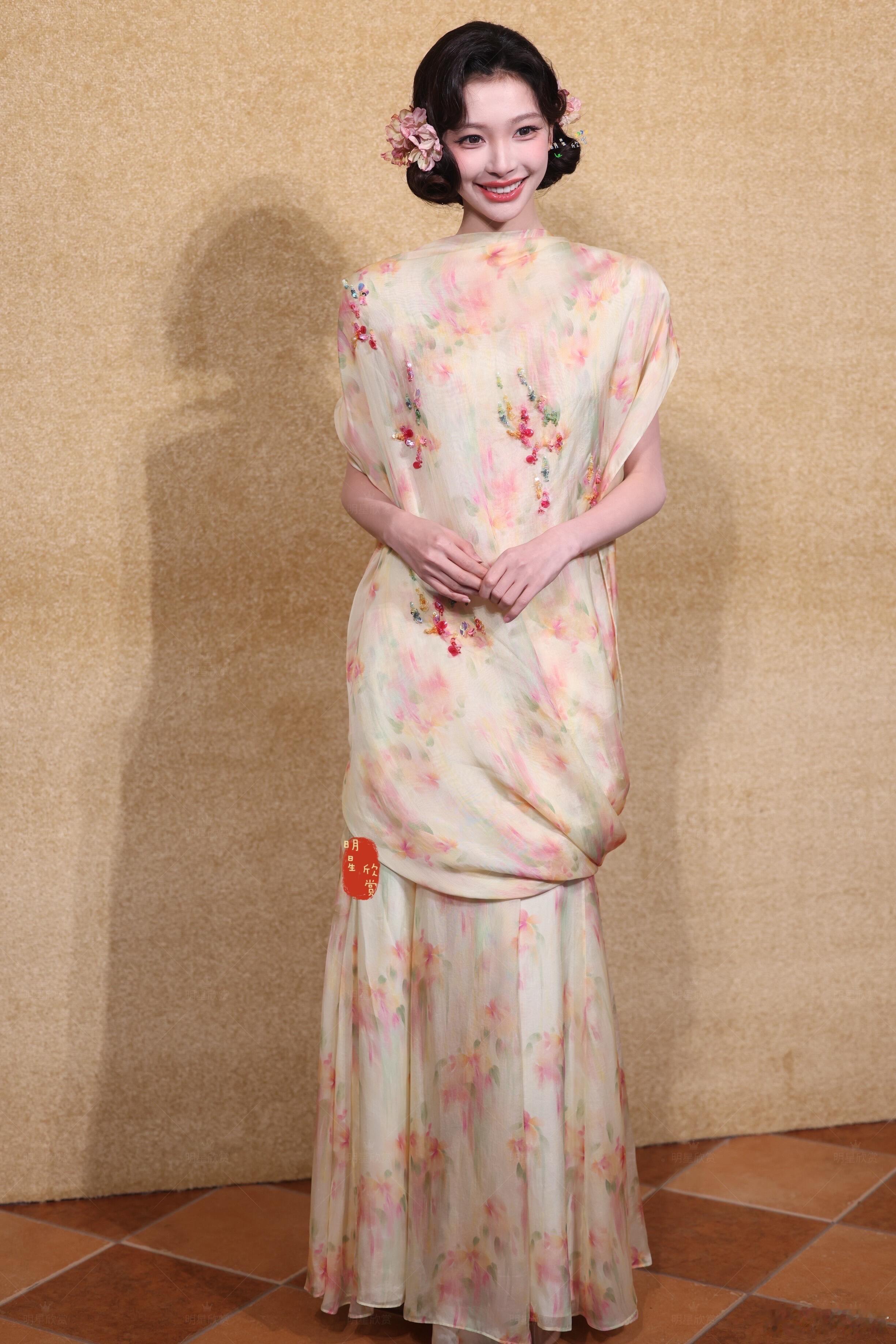 易梦玲美商好高，今天的造型像油画里走出来的少女。 