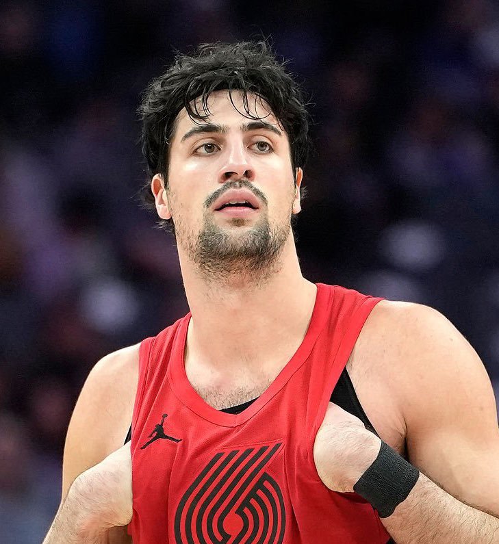 卧槽，阿夫迪亚太牛逼了……这是幼詹的打法啊！推土机一般挂着3个人2+1！！nba