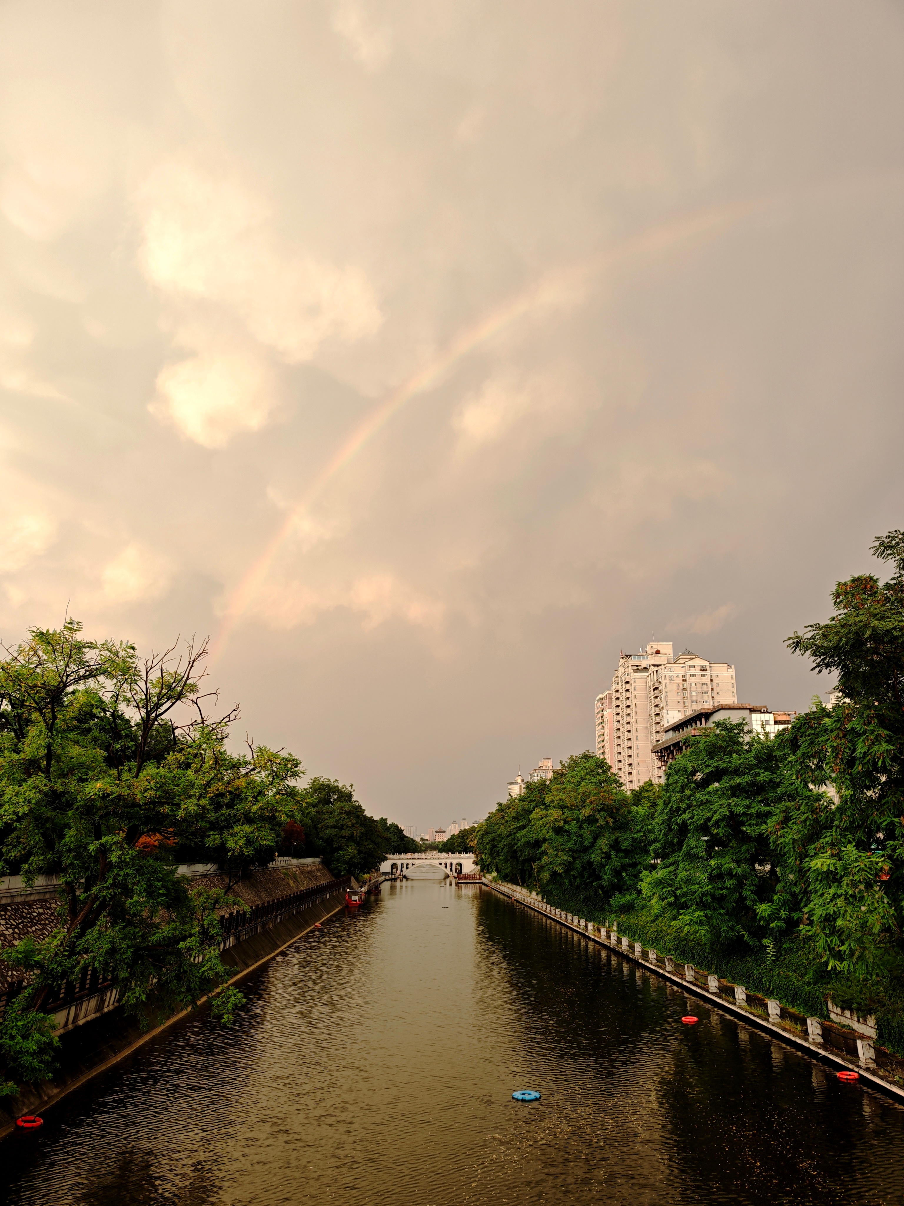 西安人下班路上下暴雨了西安也是看见彩虹了 西安·勿幕门