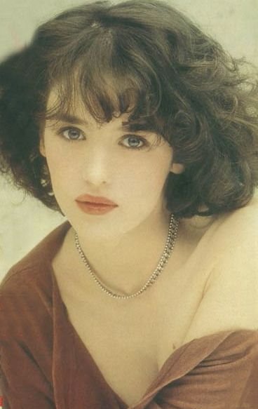 伊莎贝尔·阿佳妮为《Paris Match》1983年6月拍摄的一张写真照𝐈?