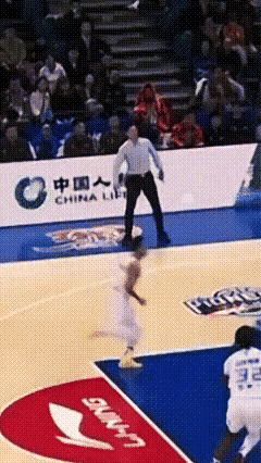 同样是教练伸脚绊球员，为什么球迷的看法都不一样？                
