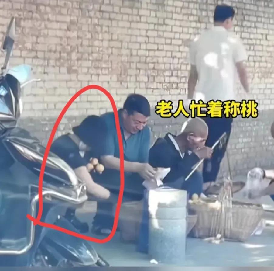 太丢人了！中年女子偷八旬老人水果，得手后兴高采烈离去

近日，有媒体晒出一段视频