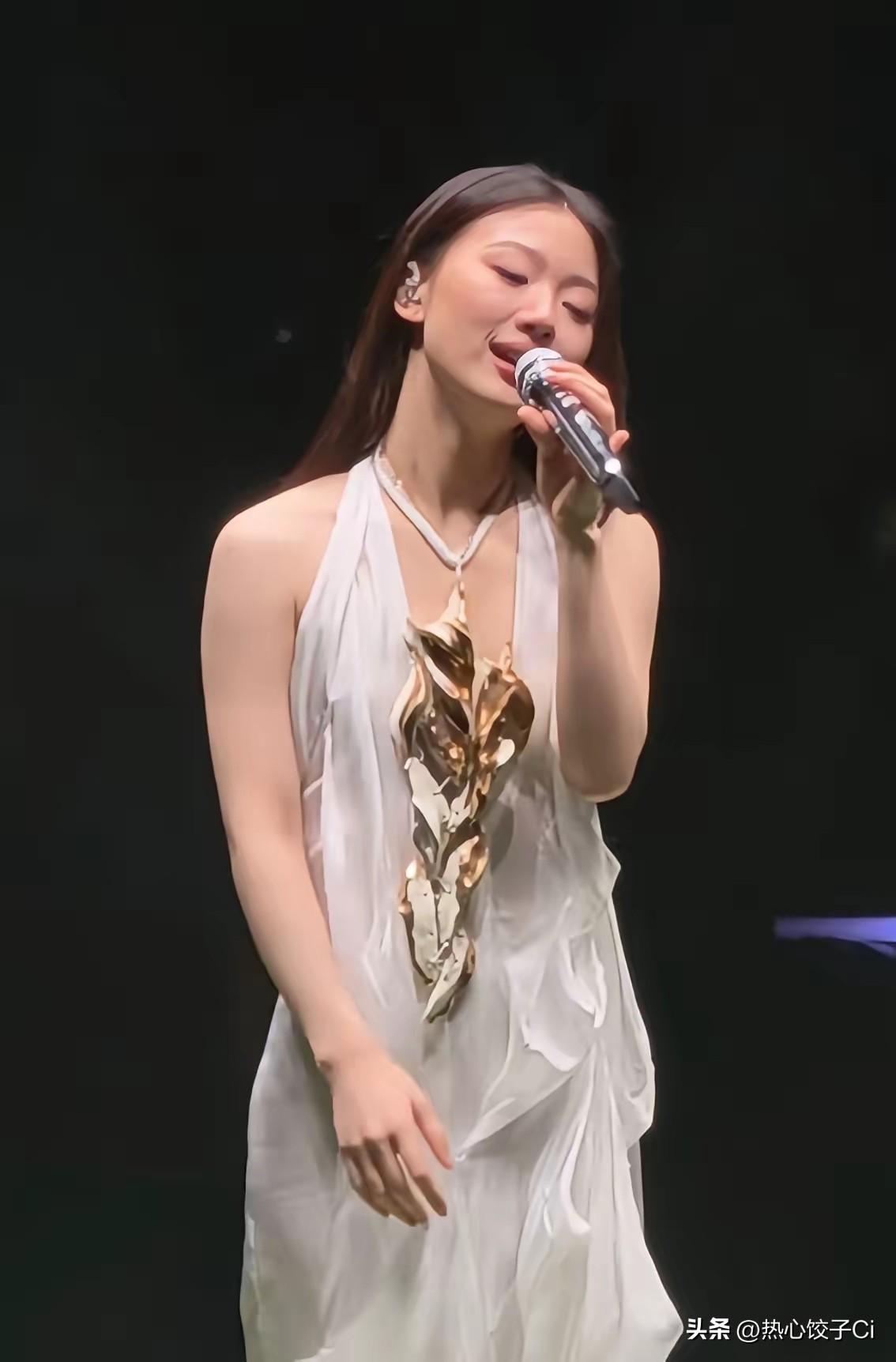 单依纯说，因为我经常在网上刷到，有好多朋友在翻唱我的歌。我的歌都是好难唱的，其实