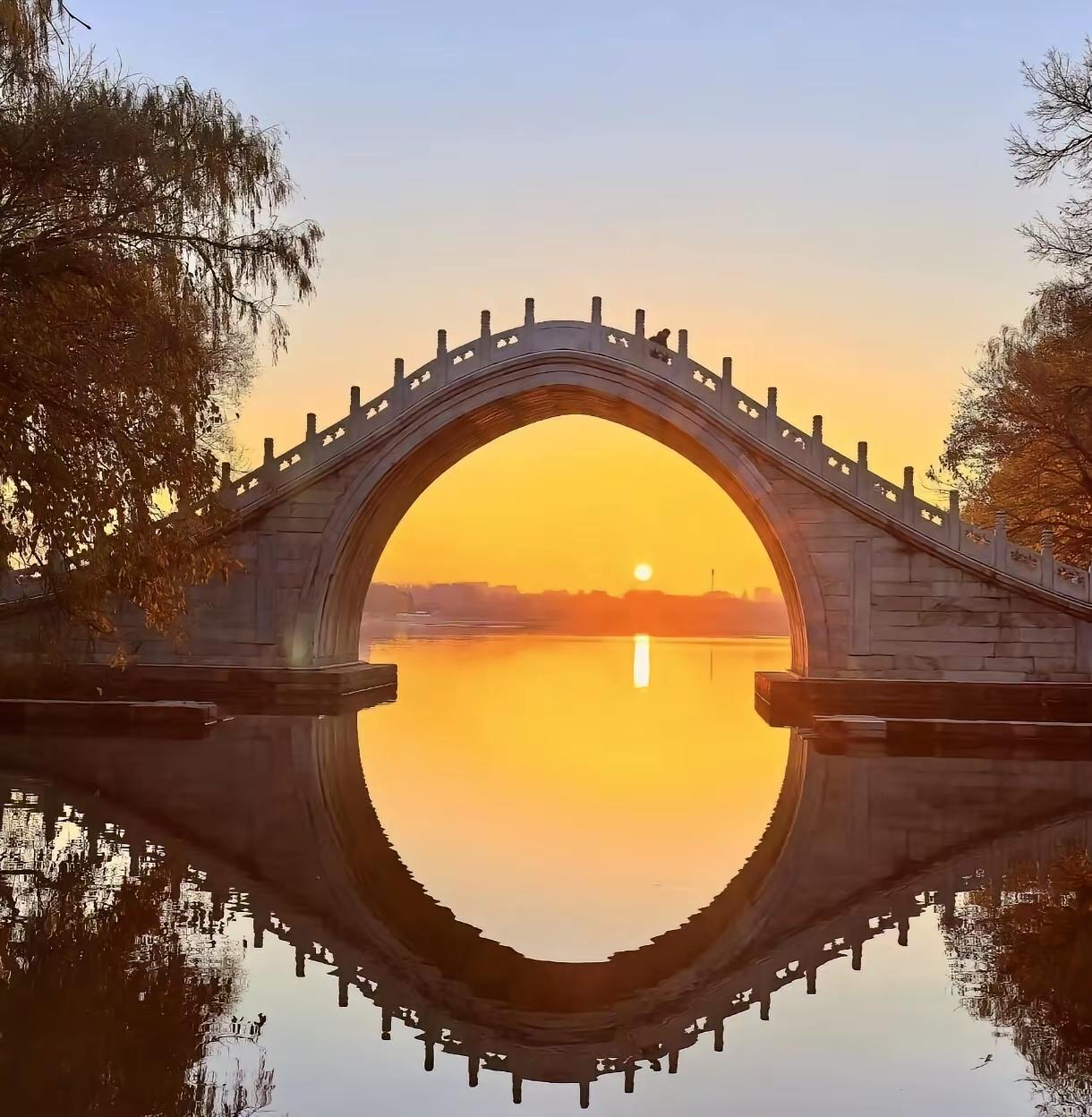 如果有来生，
要做一捧溪，
淌成自在，
没有停留的彷徨。
一半绕着青石轻唱，
一