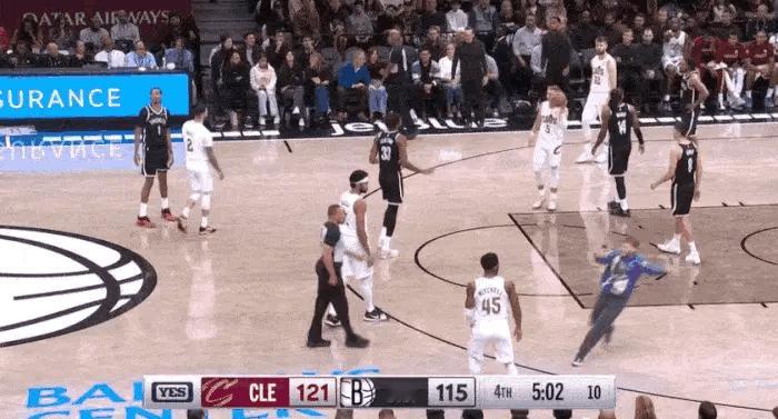 骑士米切尔nba 昨日比赛中有趣的一幕：狂热粉丝冲进赛场想跟米切尔合影[doge