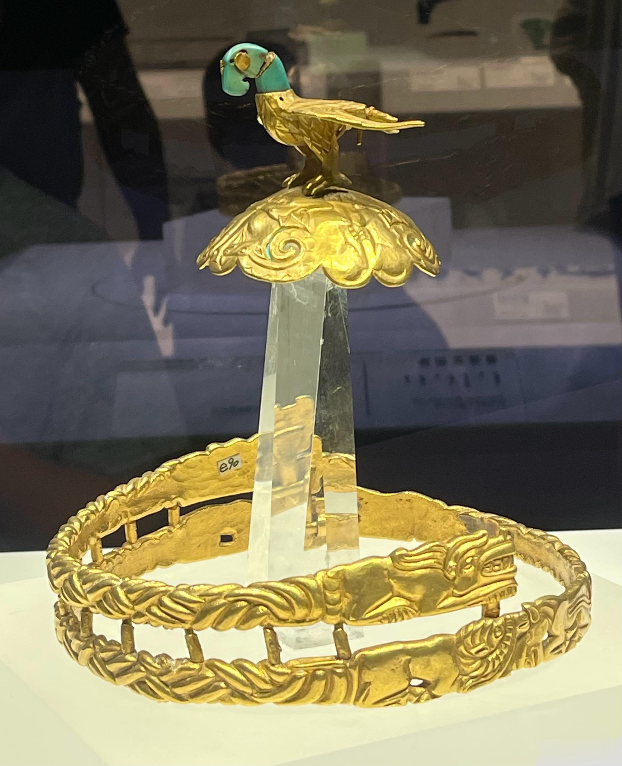 匈奴的金器 #沅汰博物馆# 都是鄂尔多斯阿鲁柴登匈奴墓出土的。战国晚期的墓，出土