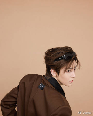 侯明昊 侯明昊的帅就像一幅细腻的工笔画，每一处线条都勾勒得恰到好处，展现出他的精