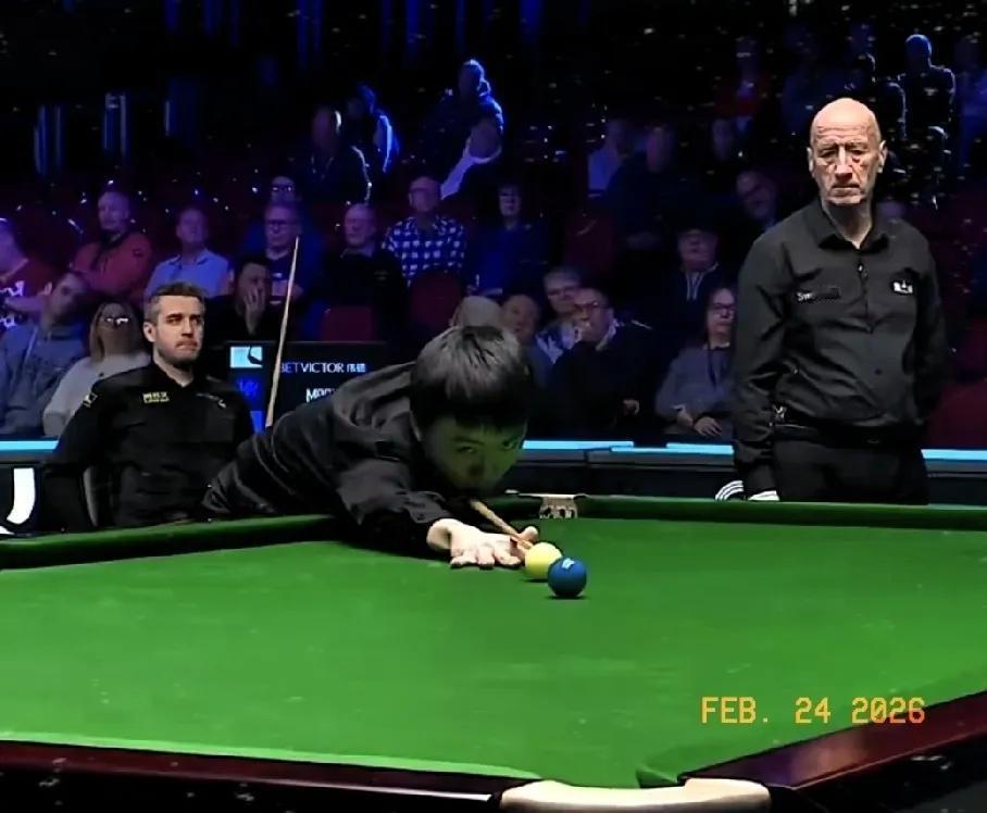 65-56，江俊险胜第6局，将比分扳平3-3，比赛进入决胜局。
这局，塞尔比单杆