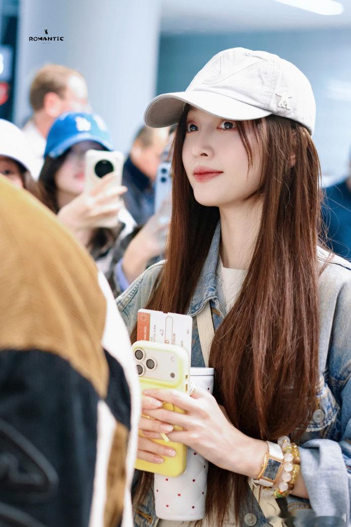 吴宣仪久违的机场路透，去参加明天品牌活动啦 