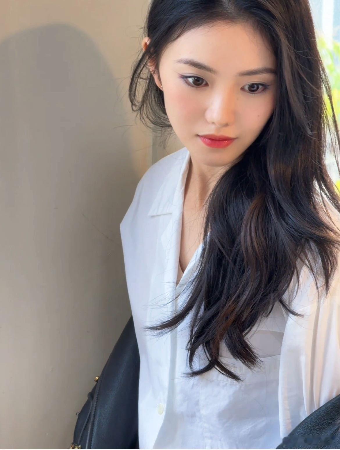 #刘浩存看秀状态##刘浩存MiuMiu大秀亮相#刘浩存今日在 MiuMiu 大秀