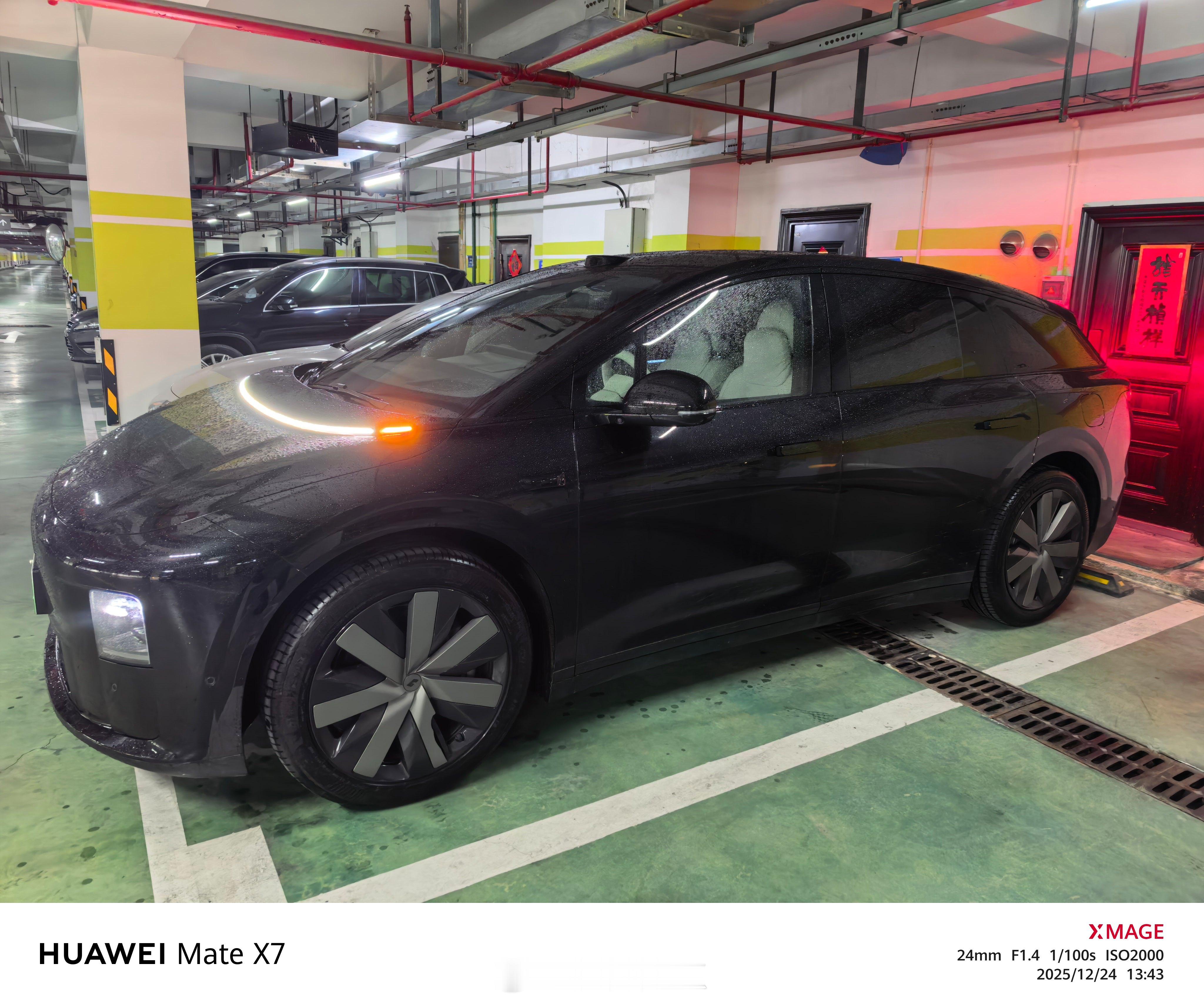 每次自动泊车后，我都要手动再往后倒一下，否则车头就容易被邻居刮到。车后面看着空间