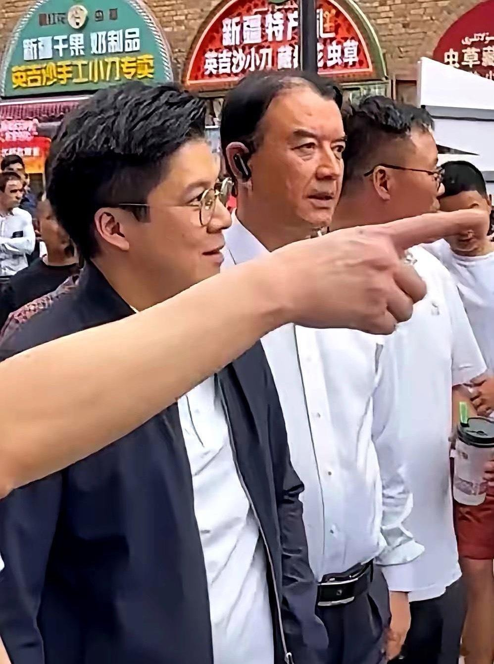 终于知道为什么霍启刚在新疆一直拍了，拍囊坑，拍包子，拍葡萄干摊……原来他拍了这么