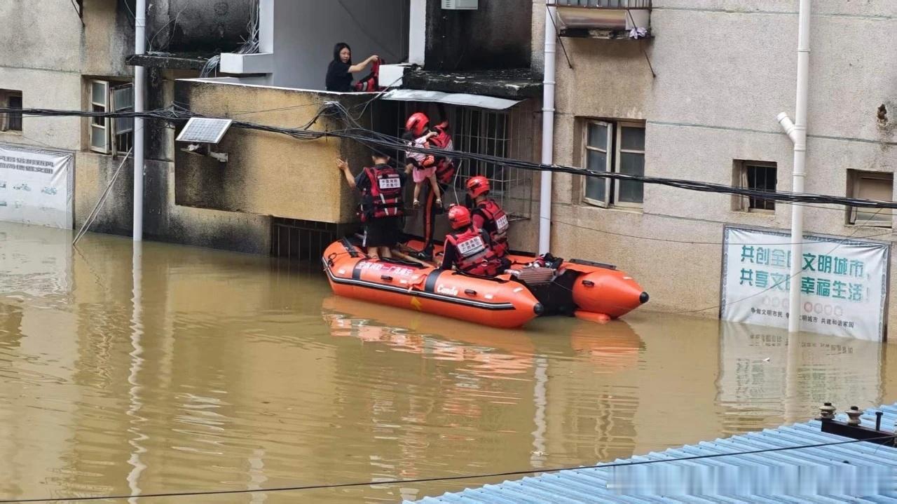 超8000人投入广西抗洪暴雨倾盆，浊浪奔涌。2026年盛夏，台风“美莎克”裹挟强