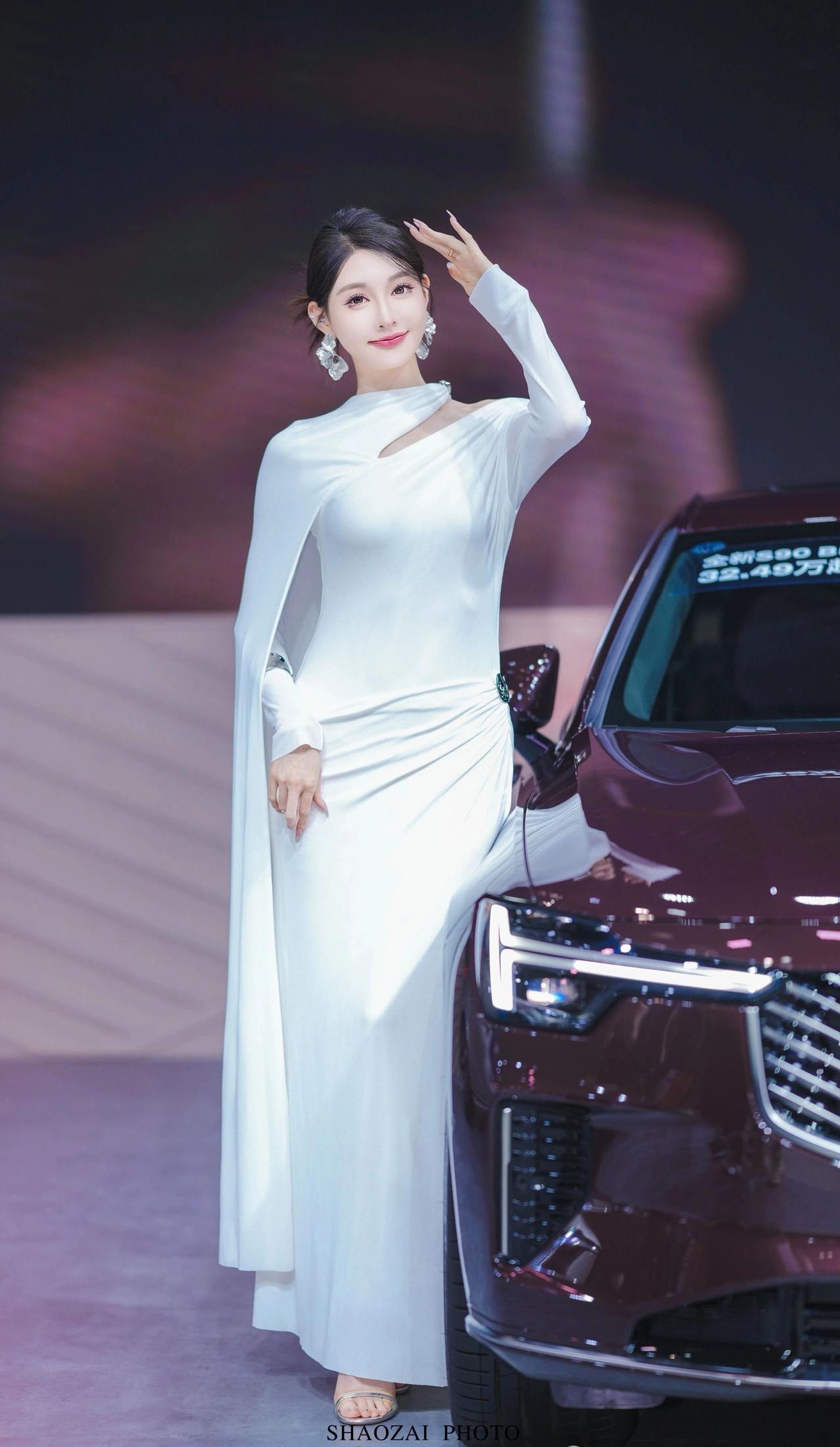 一袭白裙，惊艳车展全场
白裙映光，车展里的温柔高光
纯白摇曳，定格车展优雅瞬间