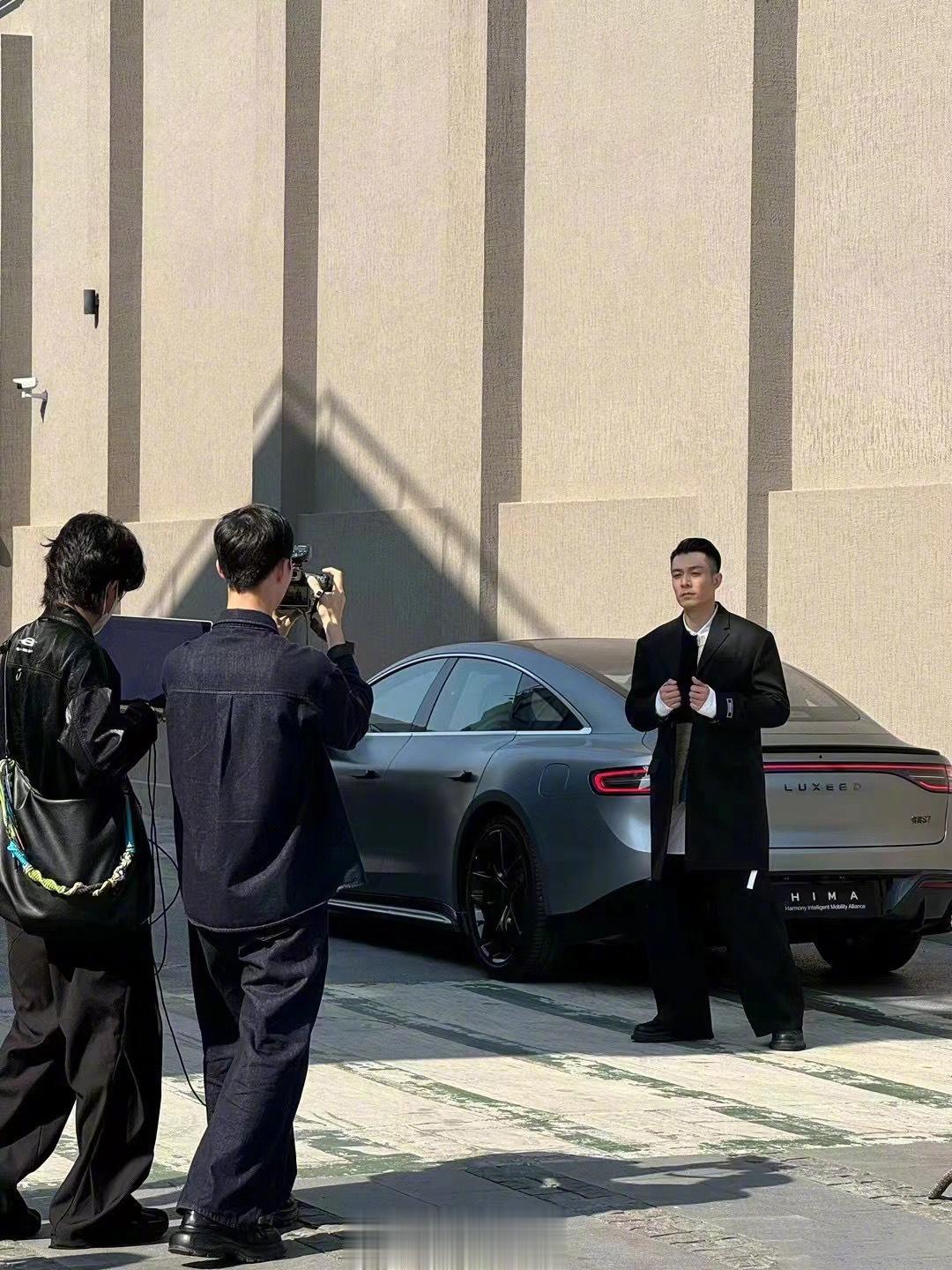 周柏豪开始代言智界S7了吗？在良仓拍摄宣传片
群友抓怕了两张[吐舌]人帅车也帅