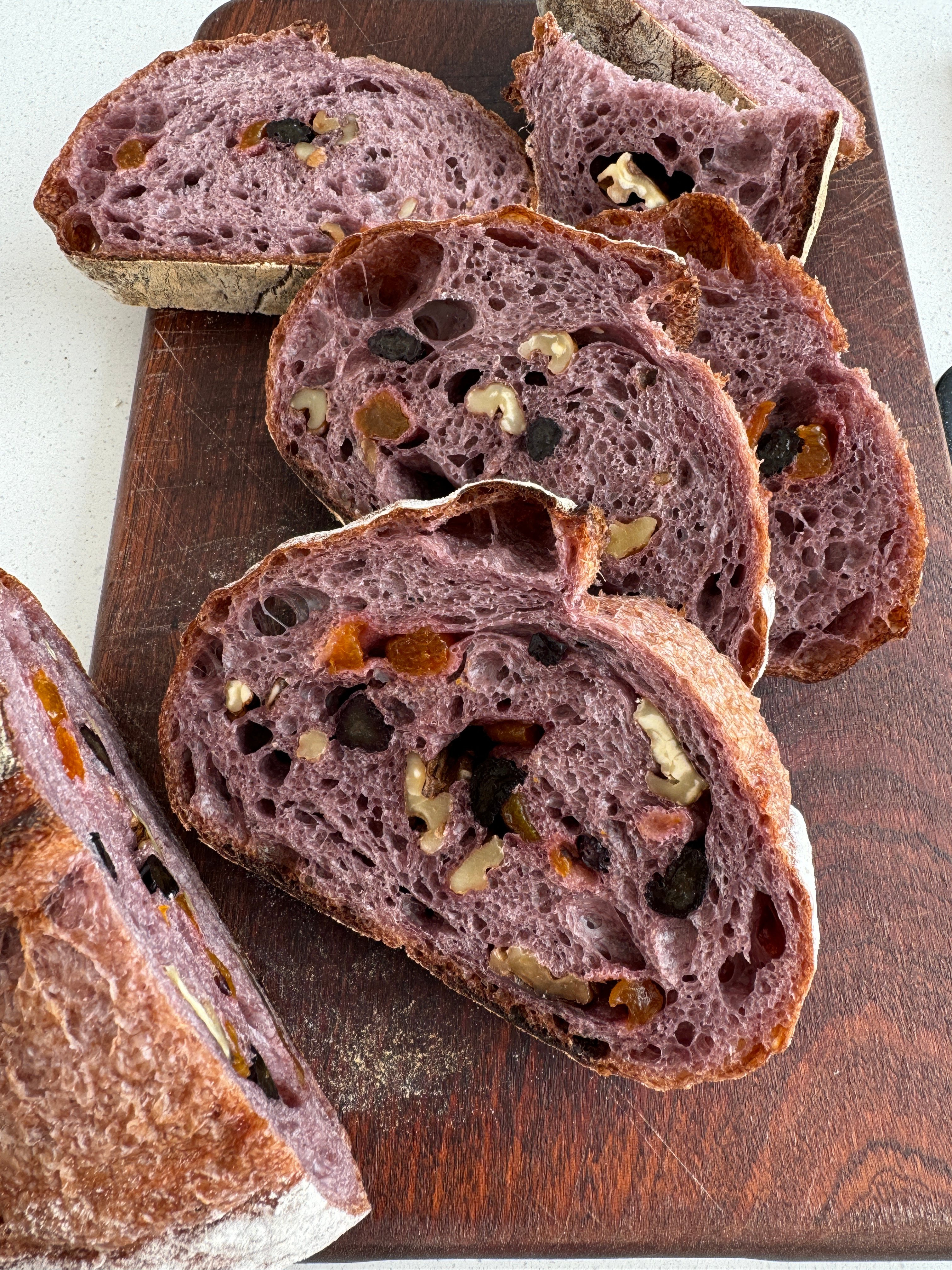 因为蓝莓干数量比较紧张嘛，我就试了换成酸杏干做欧包的果料，可是，真得不如蓝莓干好