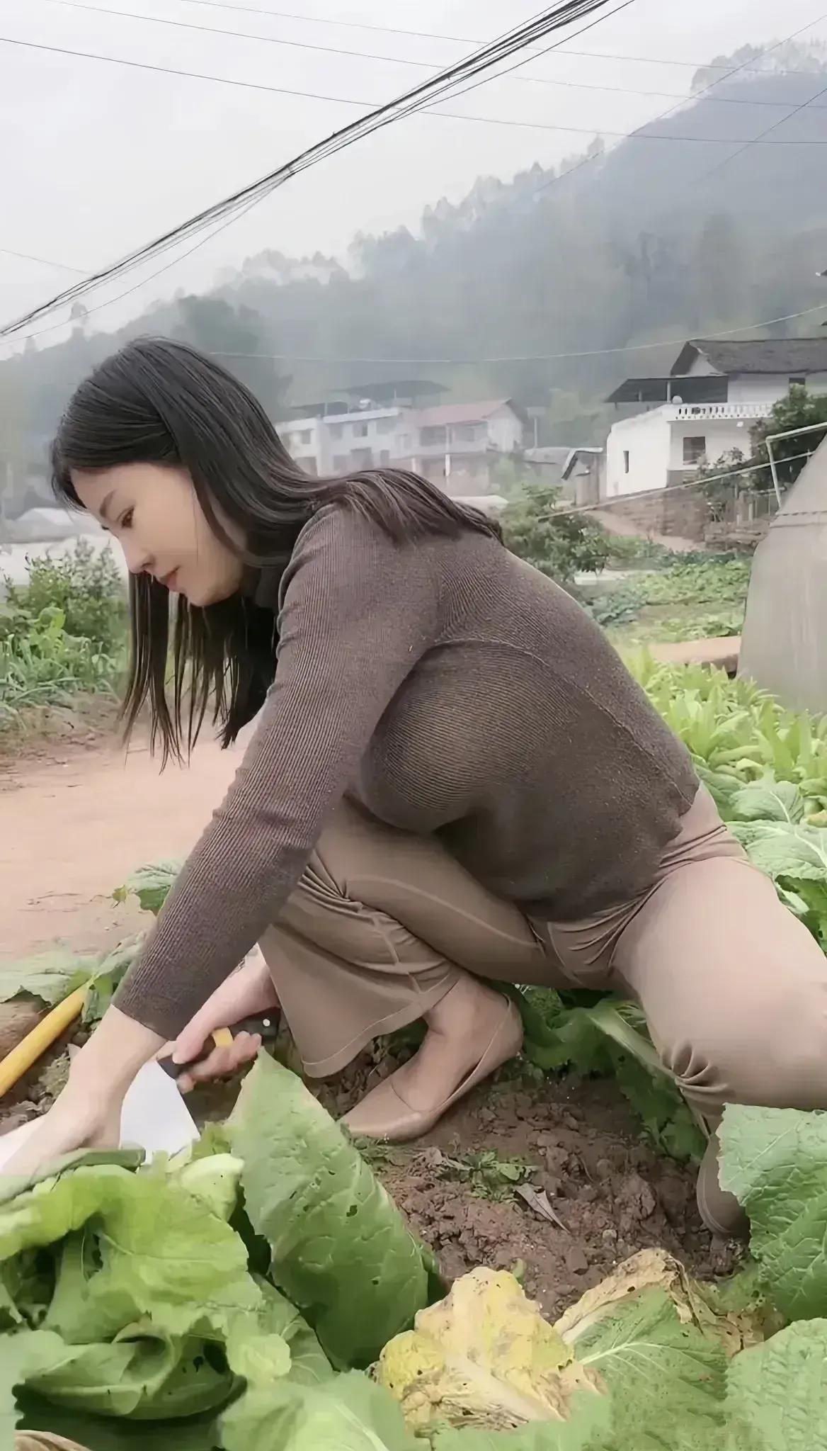 女人的美，来自善良的魅力，做人的基本准则，追求生活的平淡静谧。女人的美，如一杯清