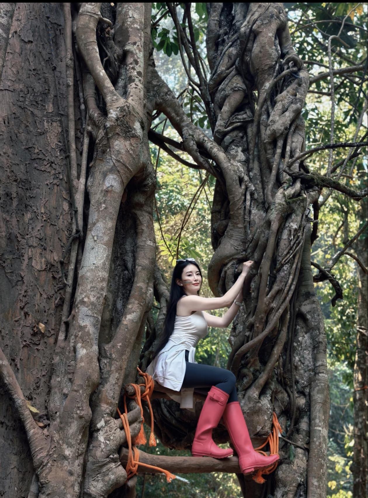 树影婆娑间，美人倚树笑。