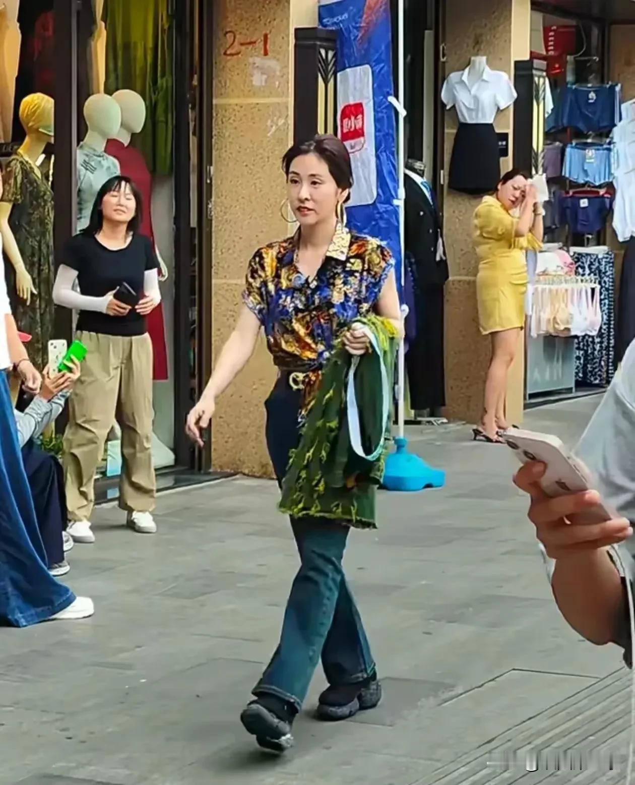 路人镜头下的张碧晨，确实看出实际年龄了，差不多就是36岁的样子，和她的真实年龄相