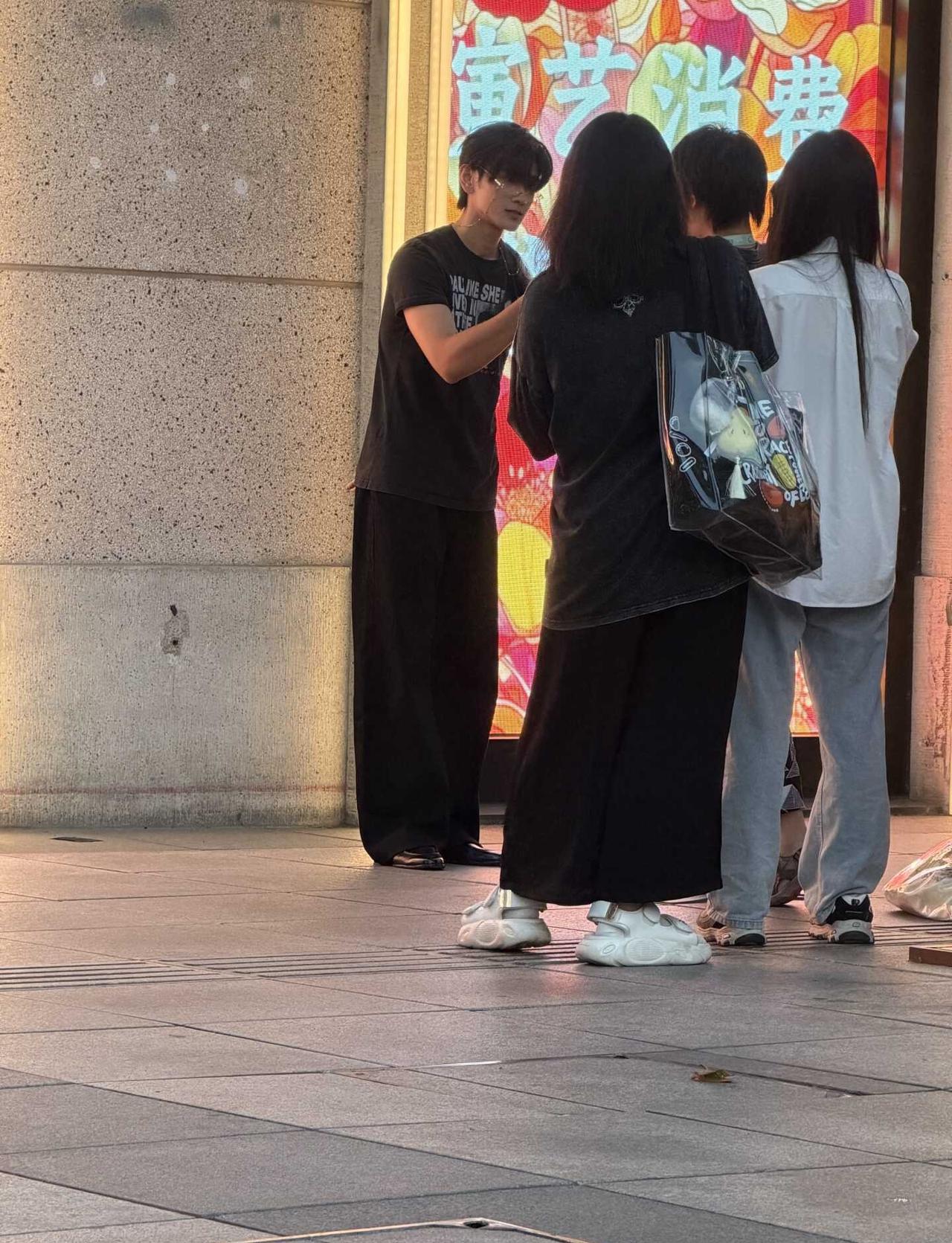 今天在大世界附近sd的演员是谁呀
准备晚上来看剧偶然目击sd现场，远远拍了两张，
