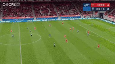 单刀击中立柱！武磊这脚射门可惜了啊！
上海海港主场对阵武汉三镇的比赛中，老将武磊