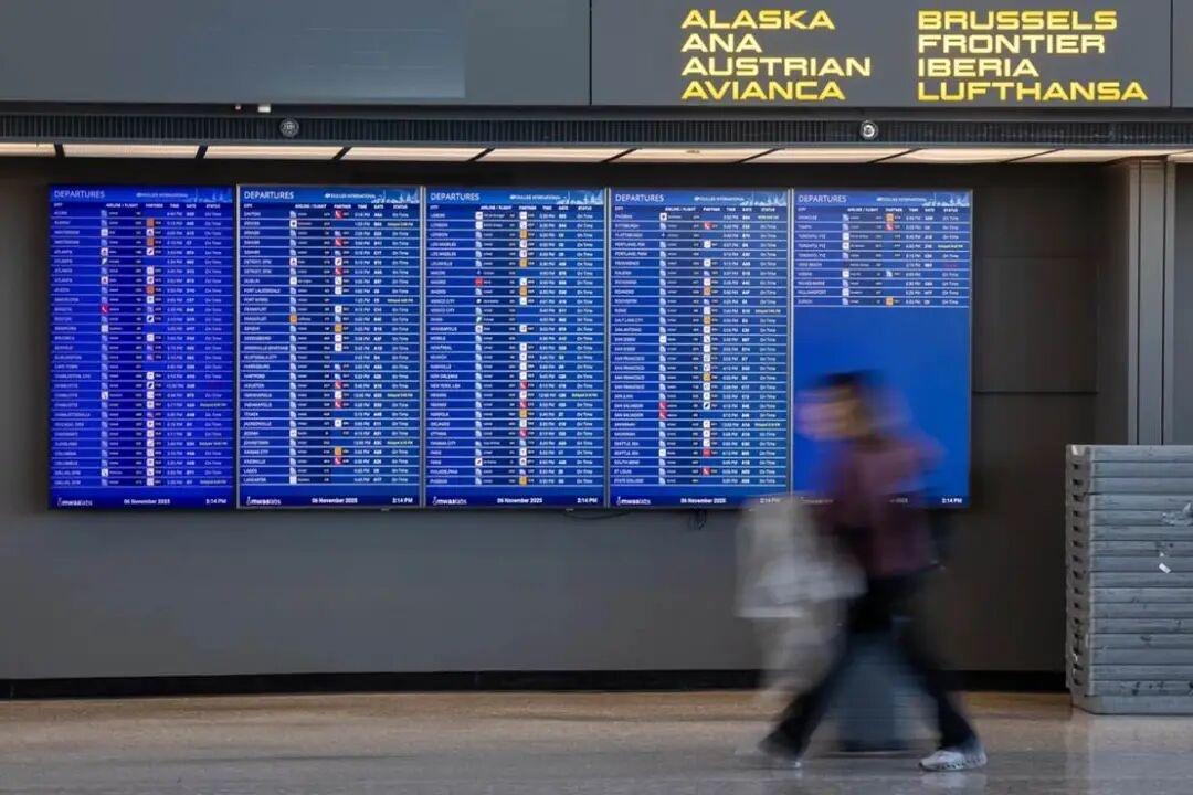 由于美国政府停摆持续，交通部长达菲（Sean Duffy）承诺将进一步削减全美航