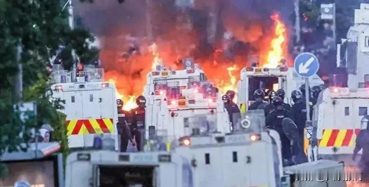 近期，英国多地接连爆发示威冲突，多重社会矛盾集中爆发
 
自2026年6月9日起