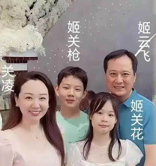1993年，11岁的关凌结识了28岁的姬云飞，足足17岁的年纪差距，每个人都觉得