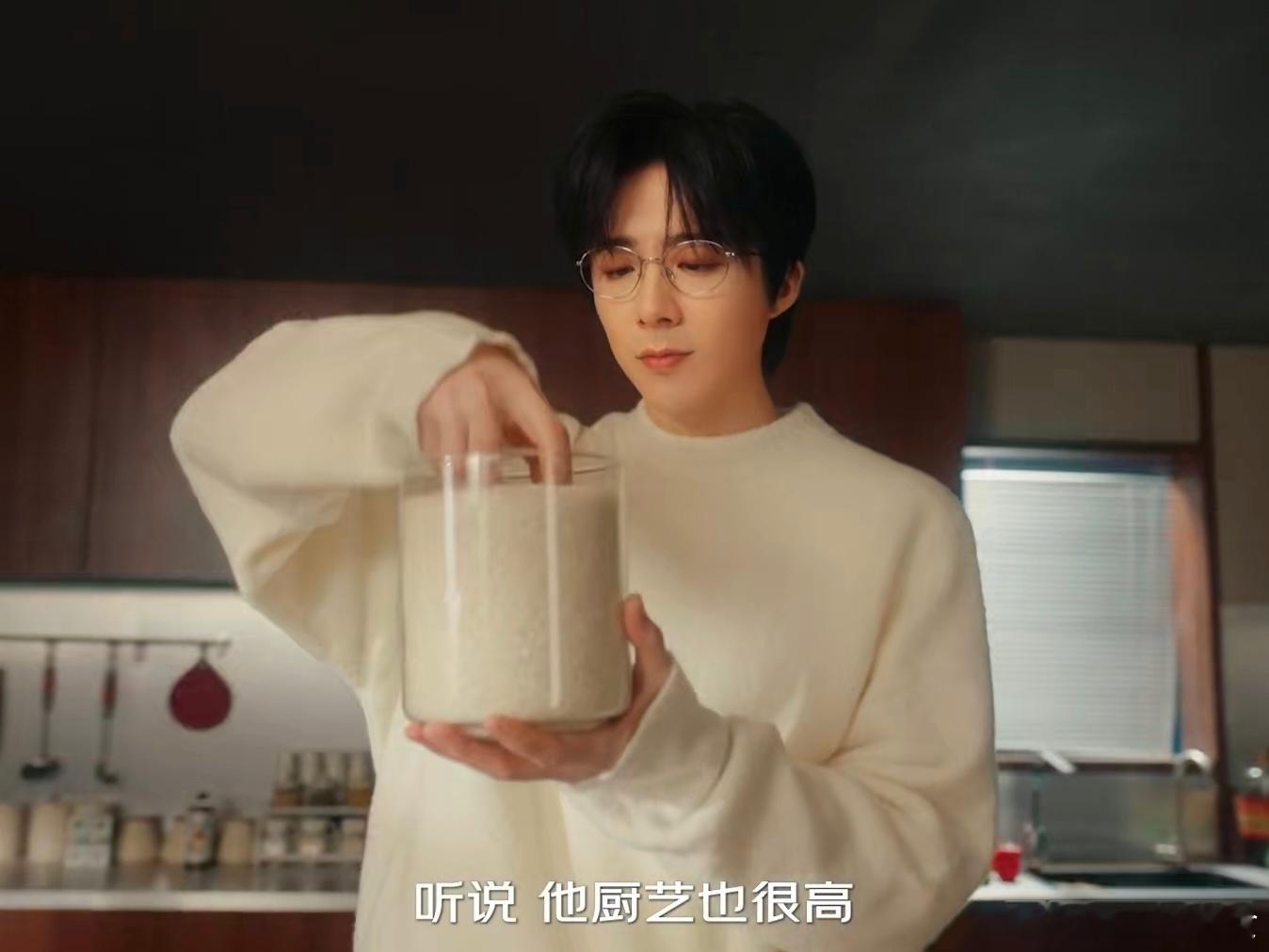 不是，你说这位颠勺的小哥是刘宇宁？这也太熟练了吧！刚刷到京东超市的视频，看到刘宇